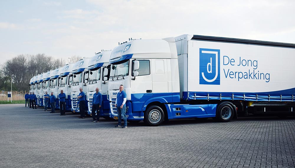 Vrachtwagens van karton leverancier De Jong Verpakking