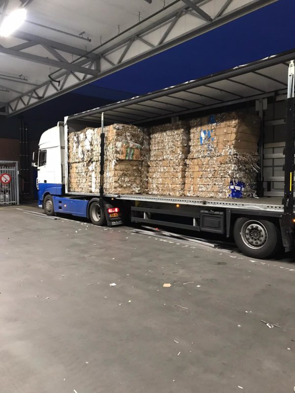 LKW mit recycleten Papier